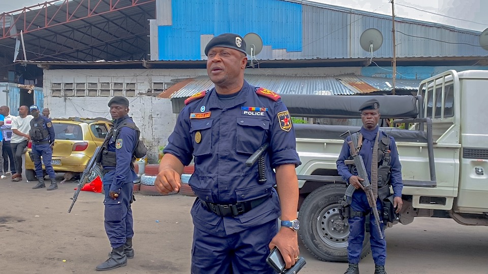 acprdcongo's tweet photo. #RDC : cinq (5) présumés auteurs de vols, viols et braquages, ont été appréhendés lundi, dans le quartier #Mikonga, à N’sele, une commune de l'Est de #Kinshasa, en République démocratique du Congo, dans le cadre de la lutte contre l’insécurité, selon un communiqué parvenu lundi à l'#ACP.
"À la suite de quelques remous sociaux constatés ce lundi 9 mars sur la route nationale numéro 1, dans la partie Est de Kinshasa, le commissaire provincial de la Police nationale congolaise (#PNC/#Kinshasa) s’est rendu dans les quartiers Mikonga, #Bibwa et #BAT pour une réunion de sécurité en vue de nouvelles stratégies pour contrer cette recrudescence de l’insécurité, et cinq (5) présumés auteurs de vols, viols et braquages ont été arrêtés à Mikonga", a-t-on lu dans ce document du Commissariat provincial de la Police nationale congolaise ville de Kinshasa (PNC).
Découvrez d'autres informations sur notre site web : https://t.co/tGEWJ2Bgzn
