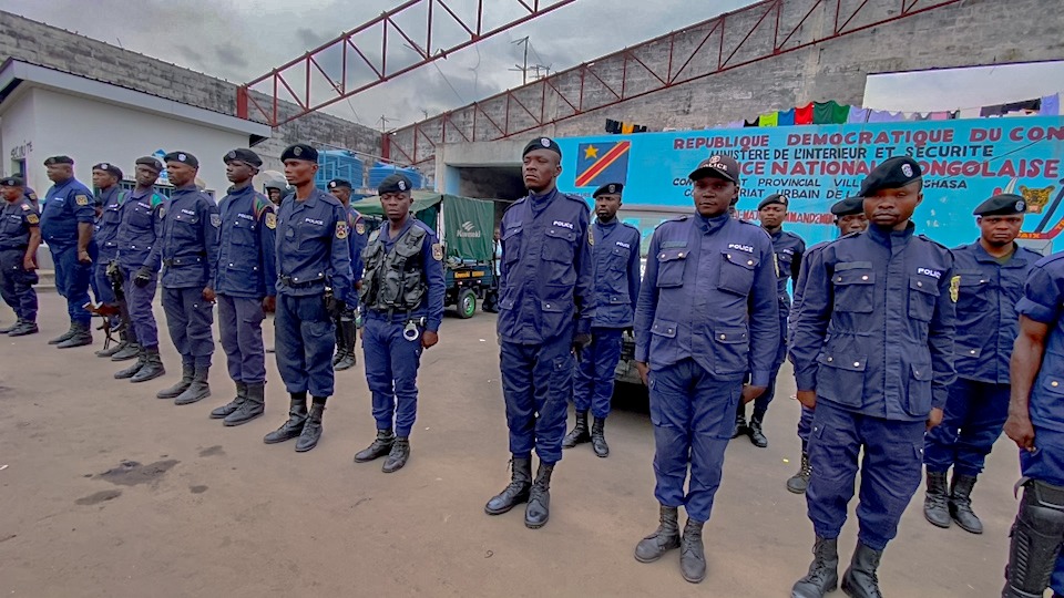 acprdcongo's tweet photo. #RDC : cinq (5) présumés auteurs de vols, viols et braquages, ont été appréhendés lundi, dans le quartier #Mikonga, à N’sele, une commune de l'Est de #Kinshasa, en République démocratique du Congo, dans le cadre de la lutte contre l’insécurité, selon un communiqué parvenu lundi à l'#ACP.
"À la suite de quelques remous sociaux constatés ce lundi 9 mars sur la route nationale numéro 1, dans la partie Est de Kinshasa, le commissaire provincial de la Police nationale congolaise (#PNC/#Kinshasa) s’est rendu dans les quartiers Mikonga, #Bibwa et #BAT pour une réunion de sécurité en vue de nouvelles stratégies pour contrer cette recrudescence de l’insécurité, et cinq (5) présumés auteurs de vols, viols et braquages ont été arrêtés à Mikonga", a-t-on lu dans ce document du Commissariat provincial de la Police nationale congolaise ville de Kinshasa (PNC).
Découvrez d'autres informations sur notre site web : https://t.co/tGEWJ2Bgzn