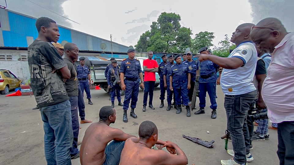 acprdcongo's tweet photo. #RDC : cinq (5) présumés auteurs de vols, viols et braquages, ont été appréhendés lundi, dans le quartier #Mikonga, à N’sele, une commune de l'Est de #Kinshasa, en République démocratique du Congo, dans le cadre de la lutte contre l’insécurité, selon un communiqué parvenu lundi à l'#ACP.
"À la suite de quelques remous sociaux constatés ce lundi 9 mars sur la route nationale numéro 1, dans la partie Est de Kinshasa, le commissaire provincial de la Police nationale congolaise (#PNC/#Kinshasa) s’est rendu dans les quartiers Mikonga, #Bibwa et #BAT pour une réunion de sécurité en vue de nouvelles stratégies pour contrer cette recrudescence de l’insécurité, et cinq (5) présumés auteurs de vols, viols et braquages ont été arrêtés à Mikonga", a-t-on lu dans ce document du Commissariat provincial de la Police nationale congolaise ville de Kinshasa (PNC).
Découvrez d'autres informations sur notre site web : https://t.co/tGEWJ2Bgzn
