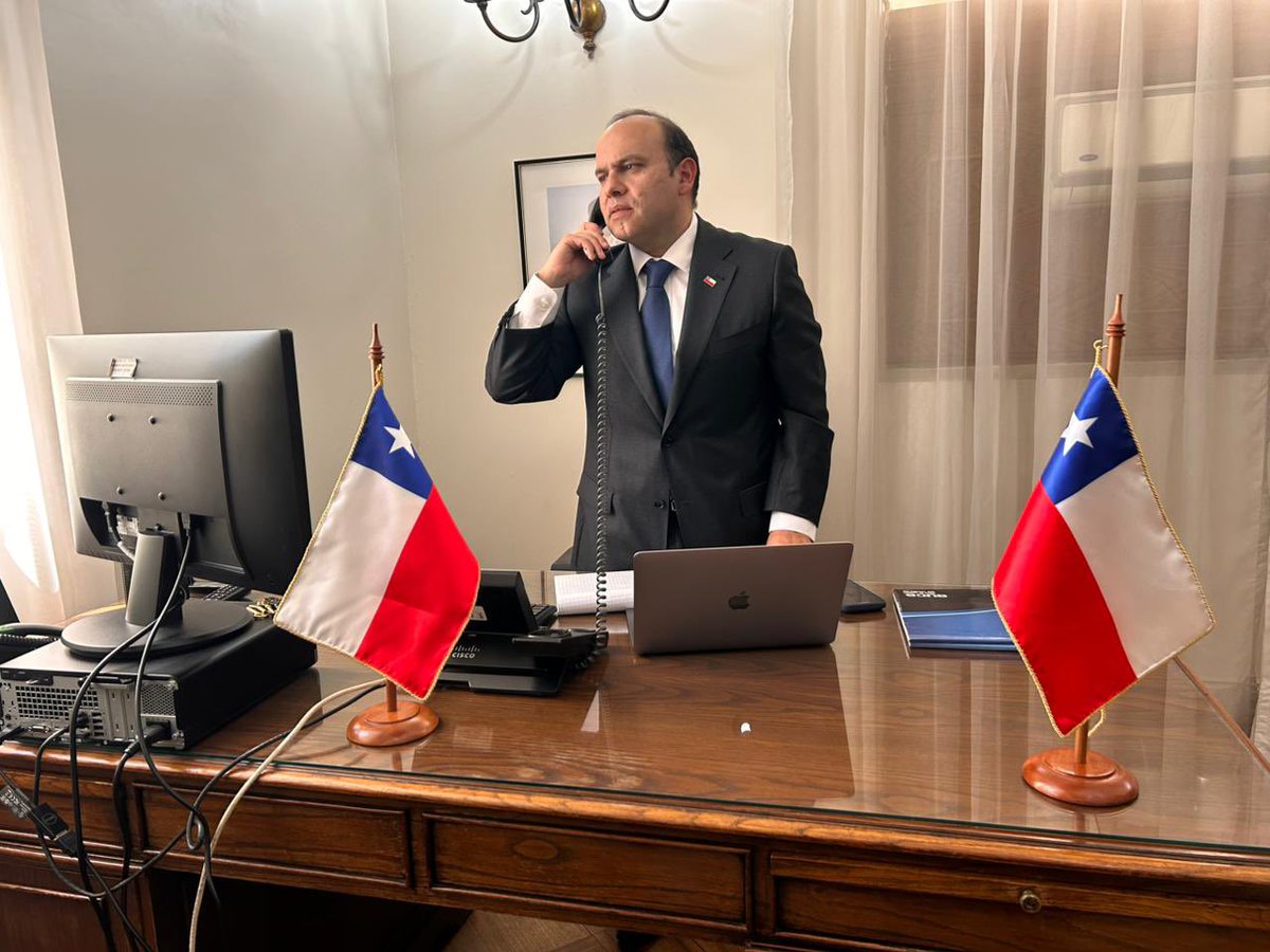 Luego de asumir como Subsecretario del Interior, mi primera acción fue dar cuenta de la instalación al presidente <a href="/joseantoniokast/">José Antonio Kast Rist 🖐️🇨🇱</a>.  #GobiernoDeEmegencia