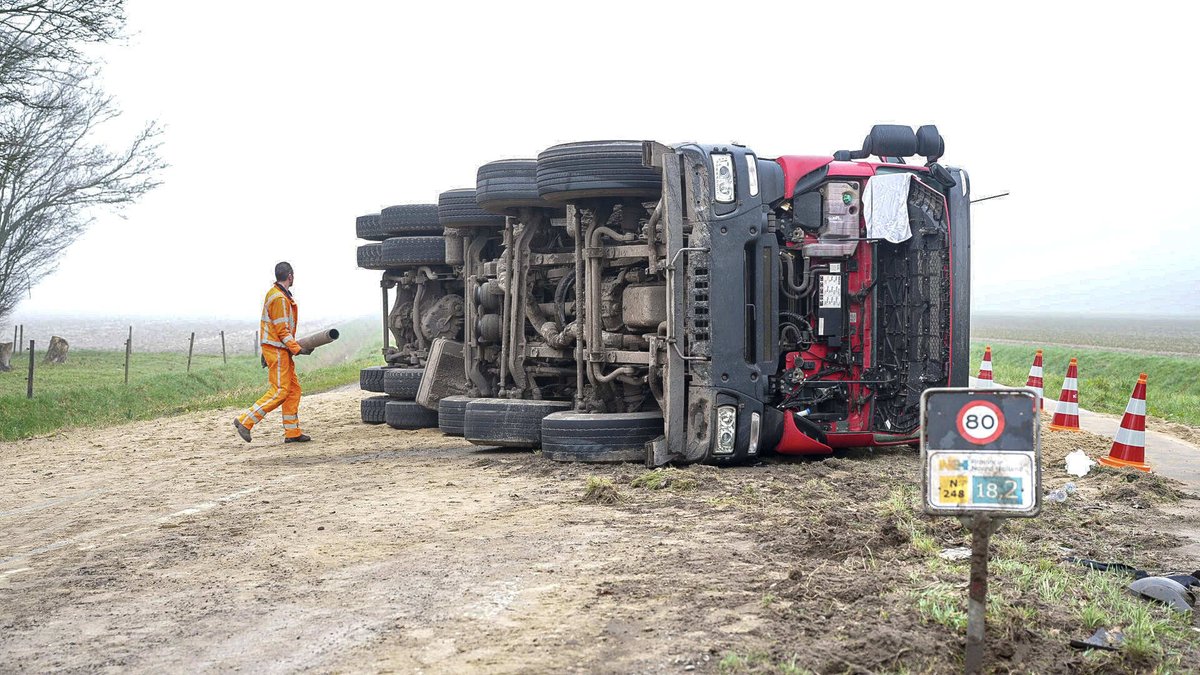Vrachtwagen vol met zand belandt op zijkant op de Schagerweg (N248) in Middenmeer