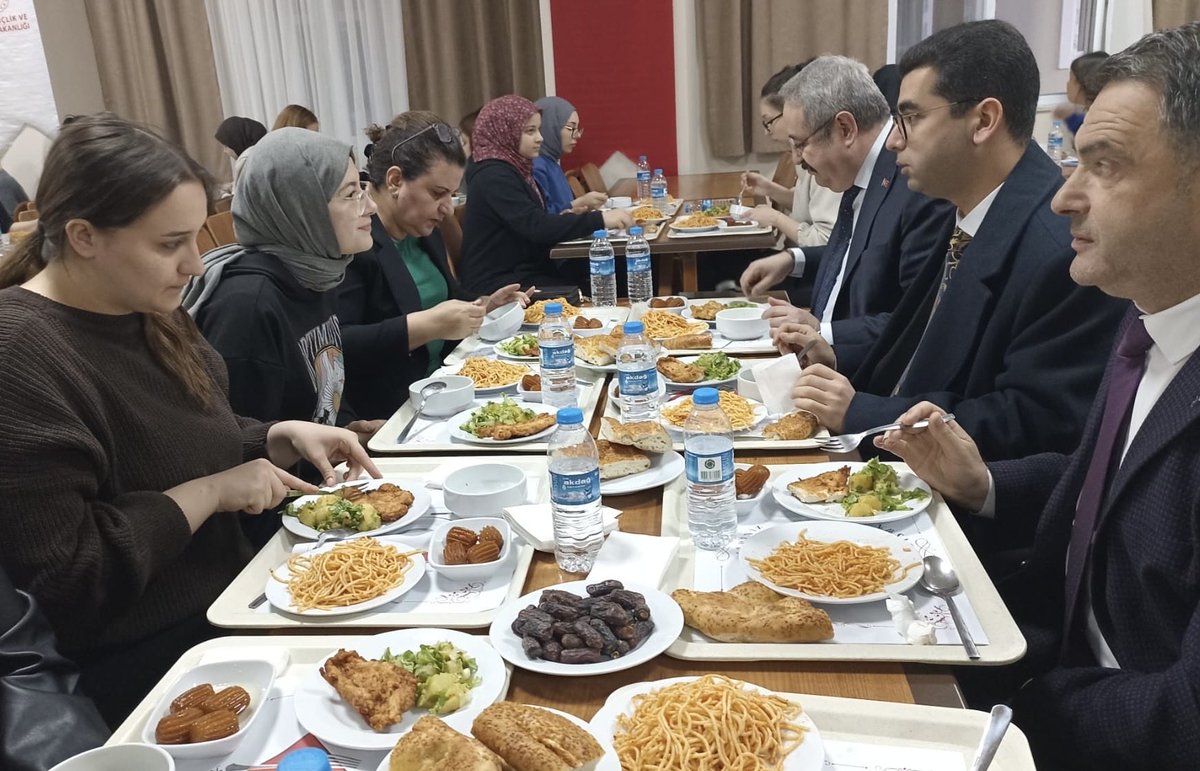 enesim55's tweet photo. Çarşamba Kaymakamımız, 
Mehmet Kamil Sağlam, eşi Semra Sağlam ve Kaymakam refiki  Ozan Onu Gsb yurdumuzda öğrencilerimizle iftar programında bir araya geldi. Öğrencilerimizle sohbet eden Kaymakamımız, öğrencilerimize 
eğitim hayatlarında başarı diledi.

#YurdumdaRamazan https://t.co/0YVODhddsg