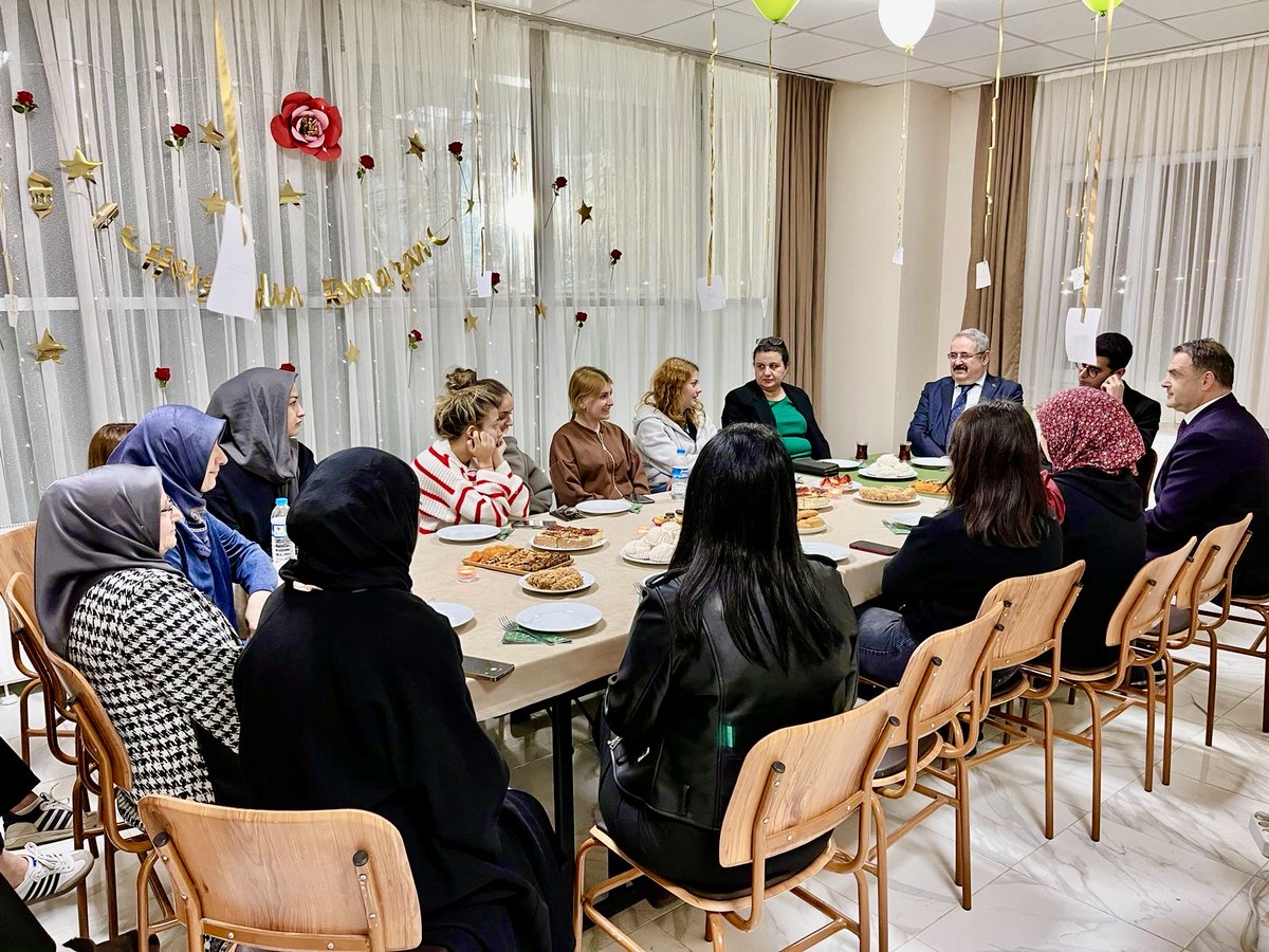 enesim55's tweet photo. Çarşamba Kaymakamımız, 
Mehmet Kamil Sağlam, eşi Semra Sağlam ve Kaymakam refiki  Ozan Onu Gsb yurdumuzda öğrencilerimizle iftar programında bir araya geldi. Öğrencilerimizle sohbet eden Kaymakamımız, öğrencilerimize 
eğitim hayatlarında başarı diledi.

#YurdumdaRamazan https://t.co/0YVODhddsg