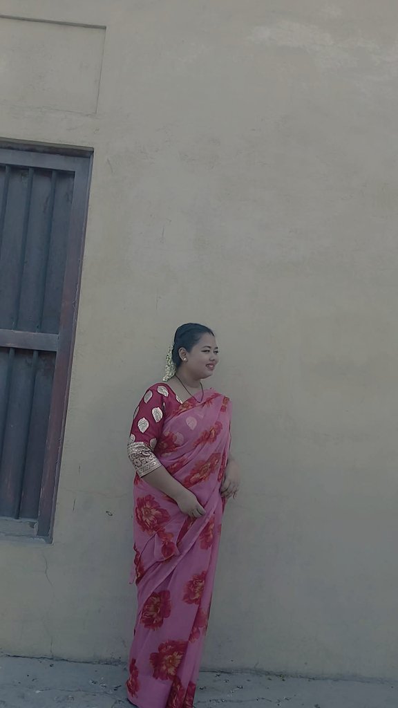 rtarotcard's tweet photo. Flowers in my hair, joy in my heart....❤️🥰
#gajra #temple https://t.co/ACHtHN4Fef
