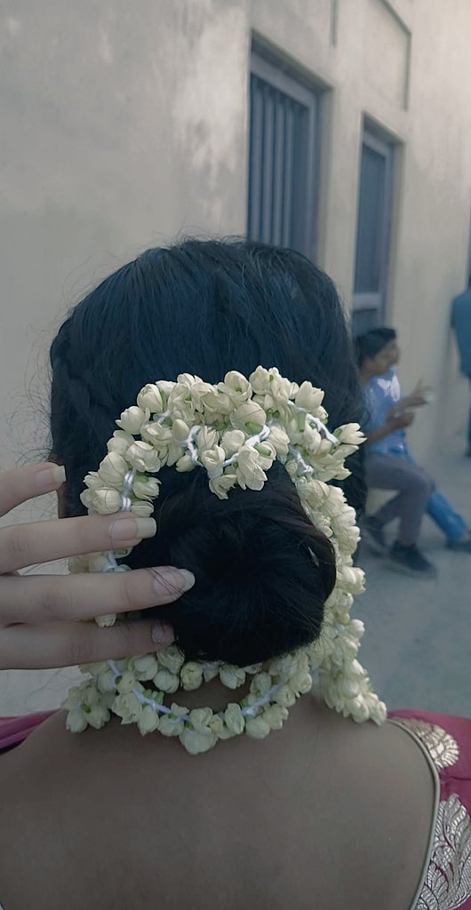 rtarotcard's tweet photo. Flowers in my hair, joy in my heart....❤️🥰
#gajra #temple https://t.co/ACHtHN4Fef