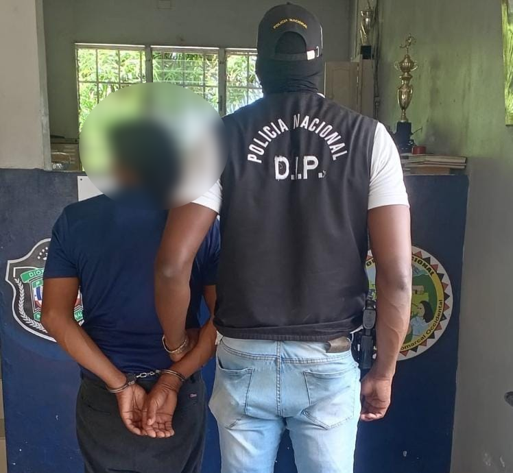 policiadepanama's tweet photo. #Comarcal | Desarrollamos diligencia de allanamiento en el corregimiento de Alto de Jesús, distrito de Nürüm, aprehendiendo a un ciudadano de 61 años tras decomisarle un rifle y una réplica de arma de fuego. https://t.co/CwTjush4dn
