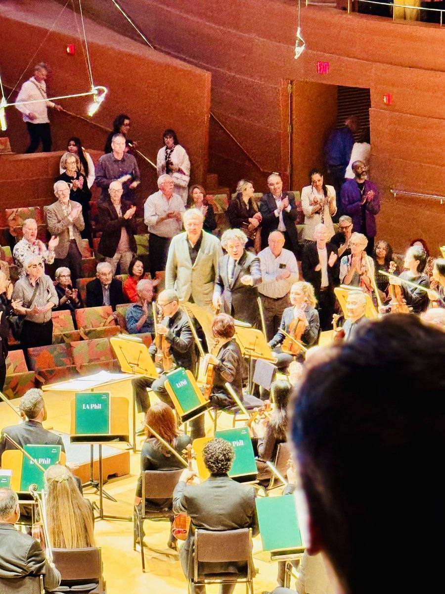 flaviopivaral's tweet photo. El privilegio de despedir a @GustavoDudamel este fin de semana. Beethoven &amp; Dante, con la @LAPhil. Tarde mágica 🎶🎻🎹🪉🎺 https://t.co/LjfEjb29Ch