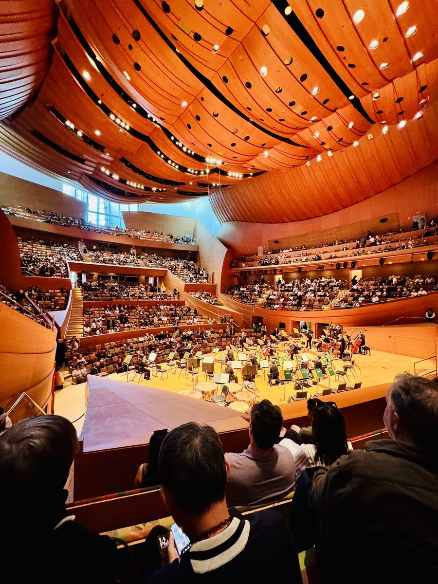 flaviopivaral's tweet photo. El privilegio de despedir a @GustavoDudamel este fin de semana. Beethoven &amp; Dante, con la @LAPhil. Tarde mágica 🎶🎻🎹🪉🎺 https://t.co/LjfEjb29Ch