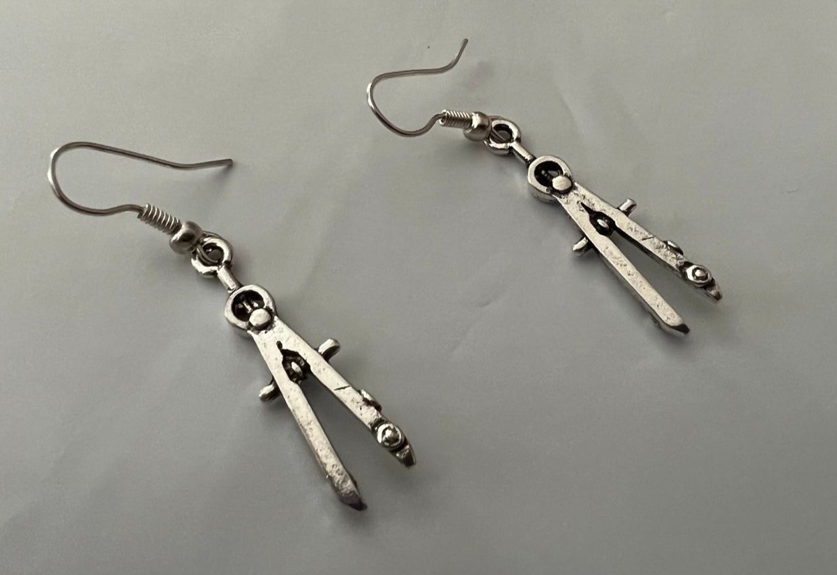 etsybohojewelry's tweet photo. https://t.co/3SQof9oDnn
⬆️💍💎🛒
10$ only with freeshipping usa

#Compass #Earrings #Math #Teacher #Arhitect #Design #Drafters #Engineer #Student #geometry 
#engineers #etsy #construction #bohojewelry 
#mathlover #geek  #doctor #graduate #highschool #middleschool #charmbracelet https://t.co/6t9jqI3aVf