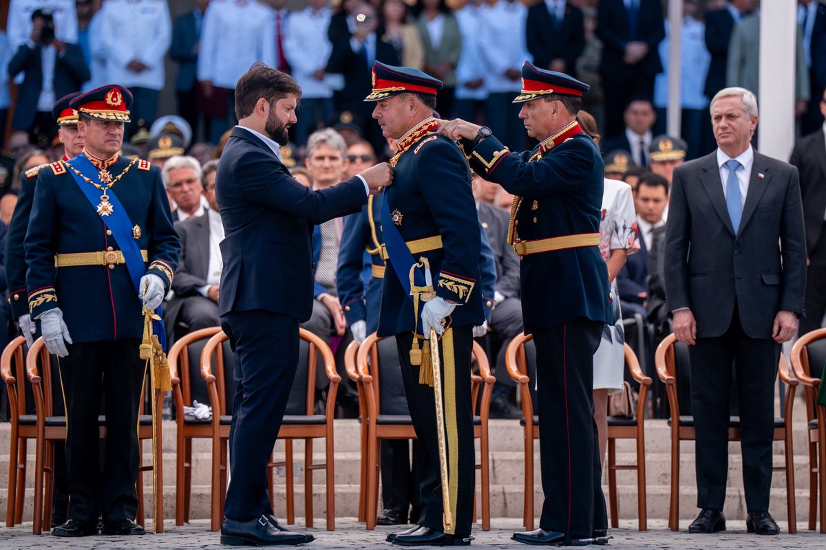 min_interior's tweet photo. El ministro Álvaro Elizalde participó en ceremonia de Cambio de Mando de Comandante en Jefe del Ejército, junto al Presidente Gabriel Boric, el comandante en jefe saliente, general Javier Iturriaga; y el general Pedro Varela, quien asumió como máxima autoridad de la institución. https://t.co/1jHsnqsUU9