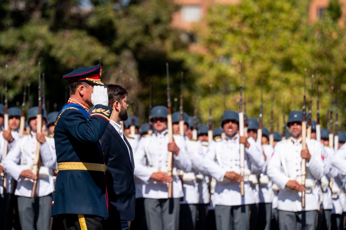 min_interior's tweet photo. El ministro Álvaro Elizalde participó en ceremonia de Cambio de Mando de Comandante en Jefe del Ejército, junto al Presidente Gabriel Boric, el comandante en jefe saliente, general Javier Iturriaga; y el general Pedro Varela, quien asumió como máxima autoridad de la institución. https://t.co/1jHsnqsUU9