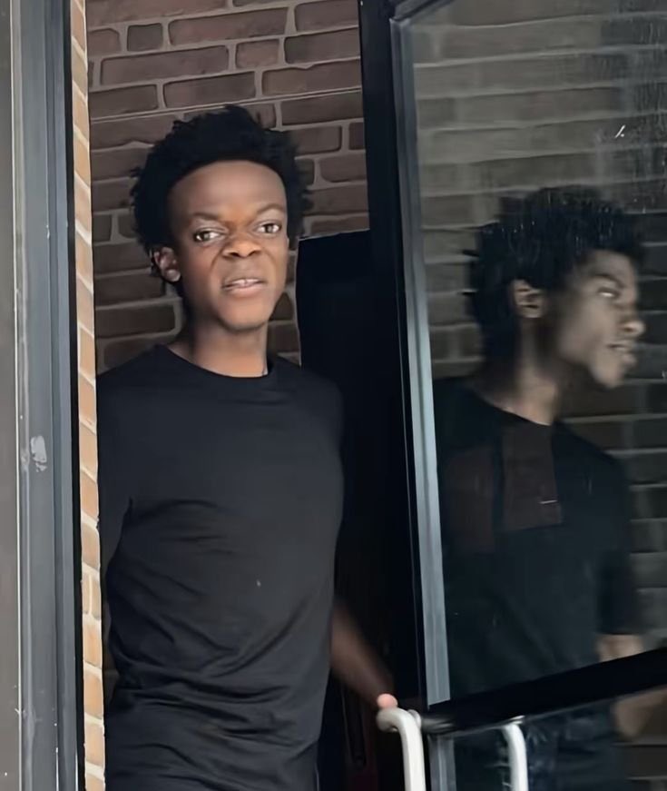 yerafuntrouble's tweet photo. Me on camera vs me on mirror 😭 https://t.co/cO7ZBgnBER