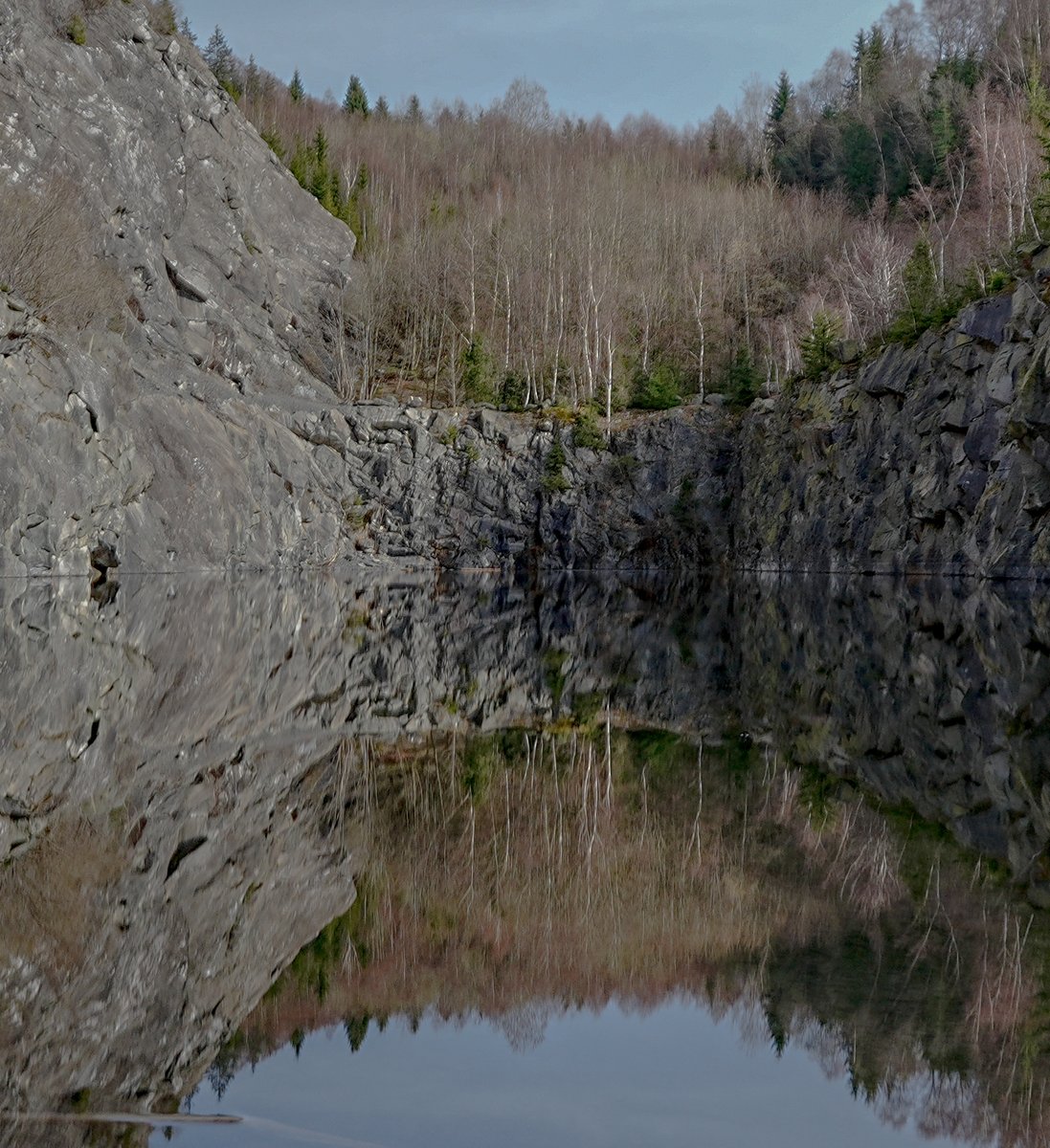KopfYvonne's tweet image. Wenn du einen Bergsee im Hochsauerland mit Langzeitbelichtung fotografierst, dann weißt du durch das klare Wasser und die Spiegelung nicht mehr, wo oben und unten ist.

Für Sie getestet!

#Dankbarkeit #BeKindAlways #LiebeIstAlles #SchönesGegenDoofes #FloodTheZoneMitSchoenem