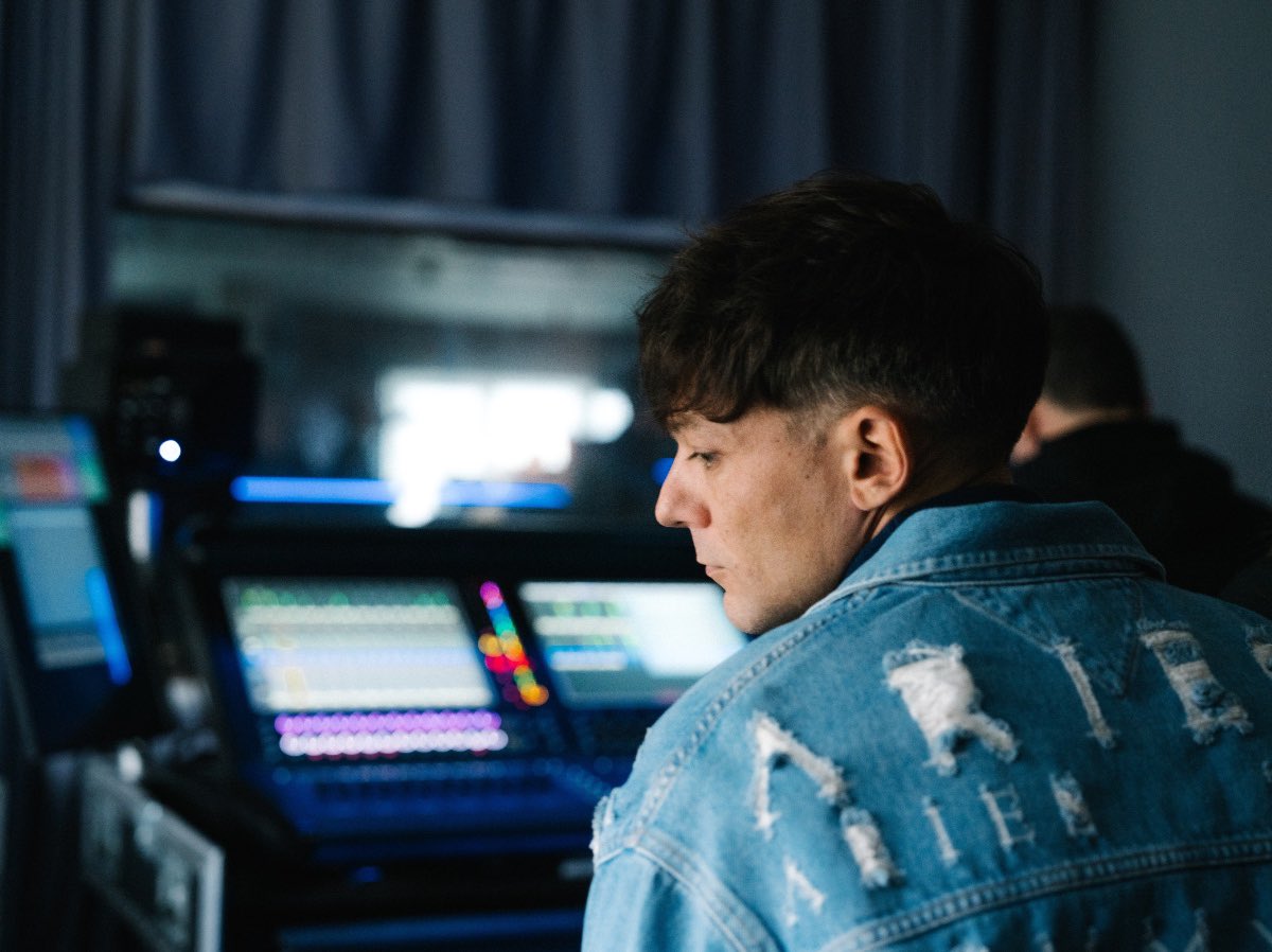 LouisWT91World's tweet photo. 📸| Louis Tomlinson in the sound studio! https://t.co/fw6XLoWPsw