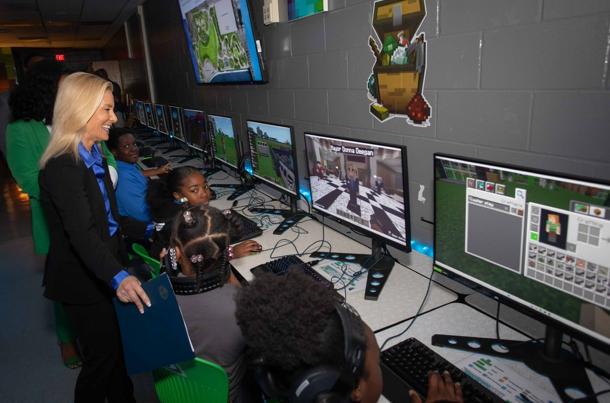 CityofJax's tweet photo. The New Jax City Minecraft Build Challenge is back 🏙️ Open to all students from elementary, middle, high school, and college levels within Duval County, this challenge invites them to reimagine Jacksonville’s public spaces &amp; communities.

Complete details: https://t.co/WtUw8knT6N https://t.co/su6PfUhPx3