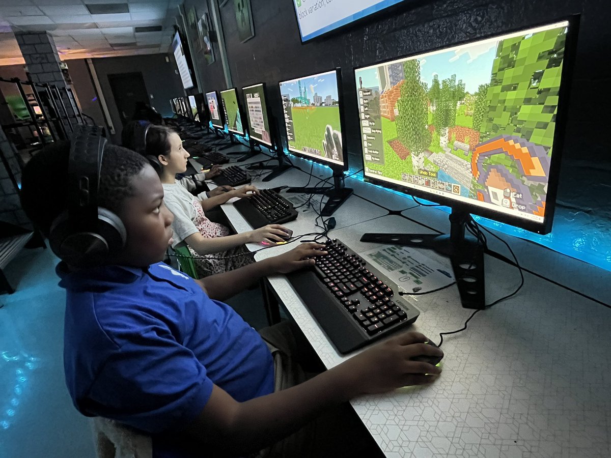 CityofJax's tweet photo. The New Jax City Minecraft Build Challenge is back 🏙️ Open to all students from elementary, middle, high school, and college levels within Duval County, this challenge invites them to reimagine Jacksonville’s public spaces &amp; communities.

Complete details: https://t.co/WtUw8knT6N https://t.co/su6PfUhPx3
