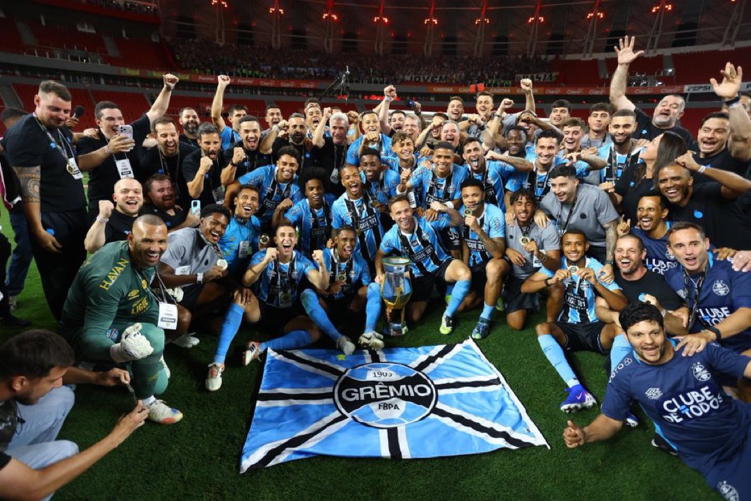 gremiotactics's tweet photo. Estratégia do Grêmio sem bola

O Grêmio aceitou:
- menos posse
- bloco mais baixo
- menos pressão alta

Mas controlou:
- zona central
- segunda bola
- entrada da área

Defensivamente foi um jogo maduro, entendendo o contexto do confronto. 🧠🇪🇪 https://t.co/qOkIy7PMGi