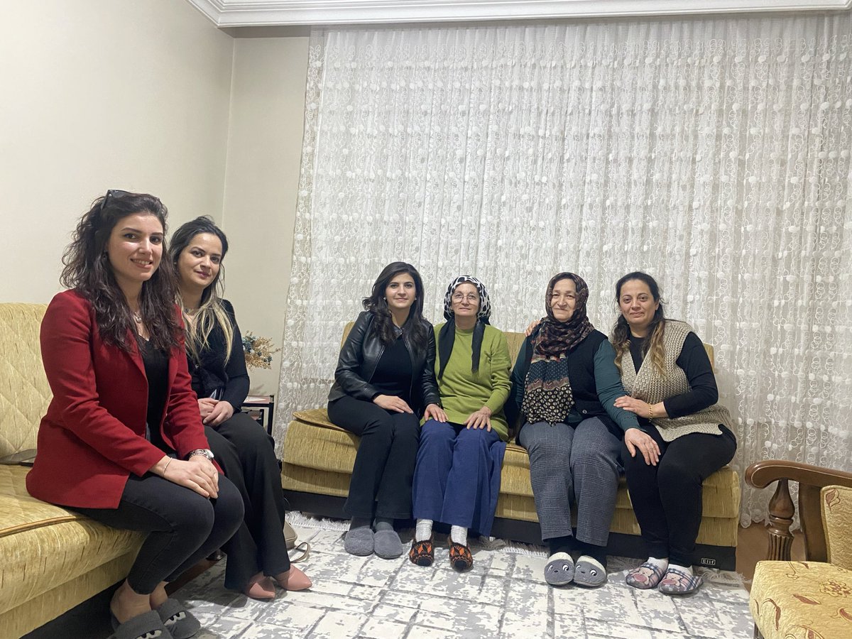 📍Cumhuriyet Mahallesi

“Hayırlı Günler Komşum, Derdin Derdimiz” ziyaretlerimizle birlikte hemşehrilerimizle buluşmaya devam ediyoruz.

Ev sahibesi Aynur Hanım’a misafirperverliği ve samimiyeti için teşekkür ederim.