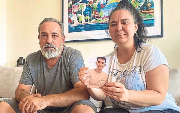 16 Temmuz’da Çeşme Delikli Koy’da kaybolan Veli Eren Atay, 967 gündür yani 2 yıl 7 aydır hâlâ bulunamadı. 

Aradan geçen onca zamana ve basında defalarca yer almasına rağmen, bu çocuk neden hâlâ bulunamıyor?