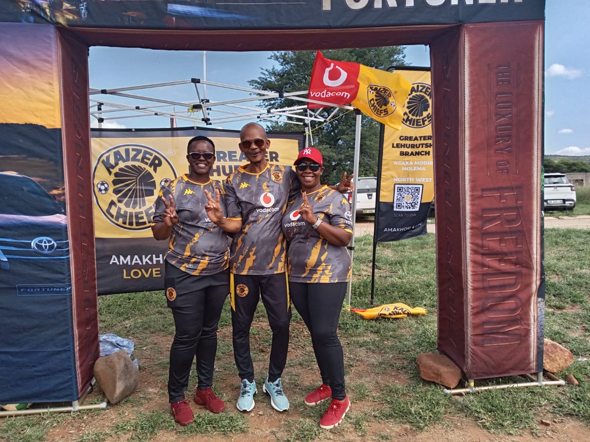 KomaneRodger's tweet photo. Greater Lehurtshe Kaizer Chiefs Branch down at Nyetse village . With executive members Tiny and Nthabi👌👌👌 https://t.co/onTcAH8OKb