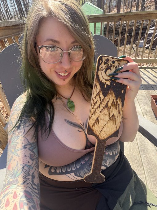 Fern Sparx🌙🥀🖤 Nature Goddess✨️ - 2 pic. Coffee and woodburning today 🥰💚 https://t.co/tMHAC6c3yC