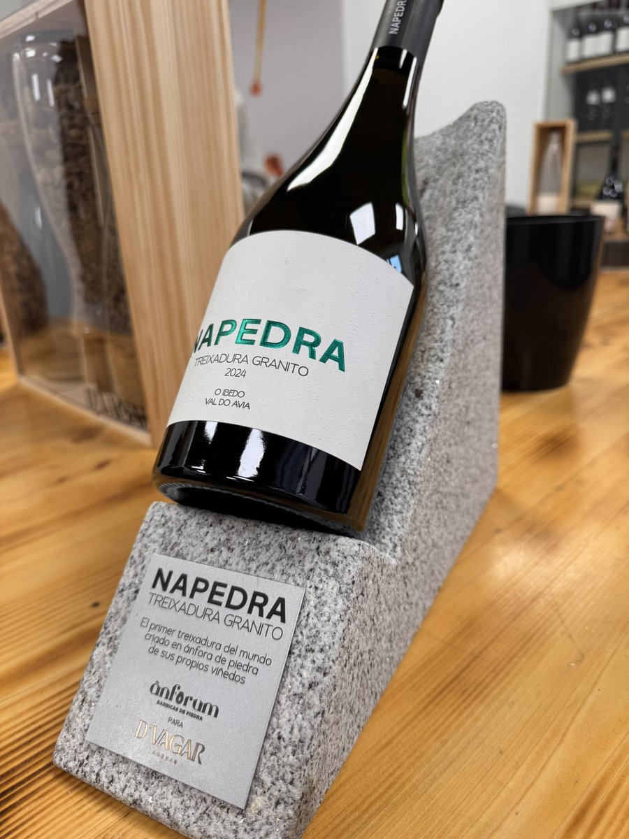 pgsarria's tweet photo. Uva en solo granítico e viño fermentado en vasixa de granito. Asi nace Napedra en #Leiro. Catamos hoxe en @xadigal https://t.co/nQCv6lRVfK