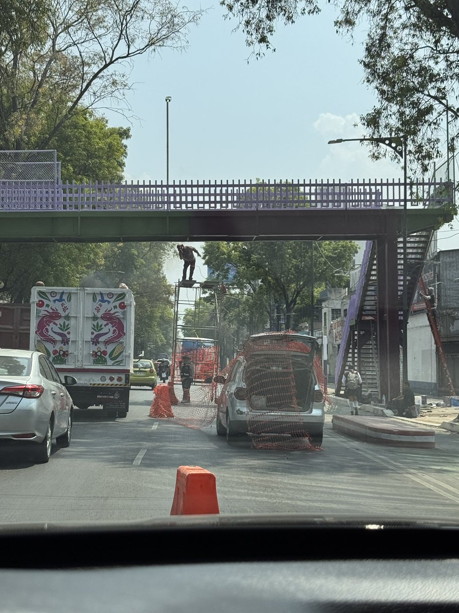 marissamonroy's tweet photo. De por si es un caos Tlalpan con la ciclovía, a hora pico se les ocurre invadir un carril para pintar el puente peatonal por cierto de un color morado naco https://t.co/x9WLjqLF5G