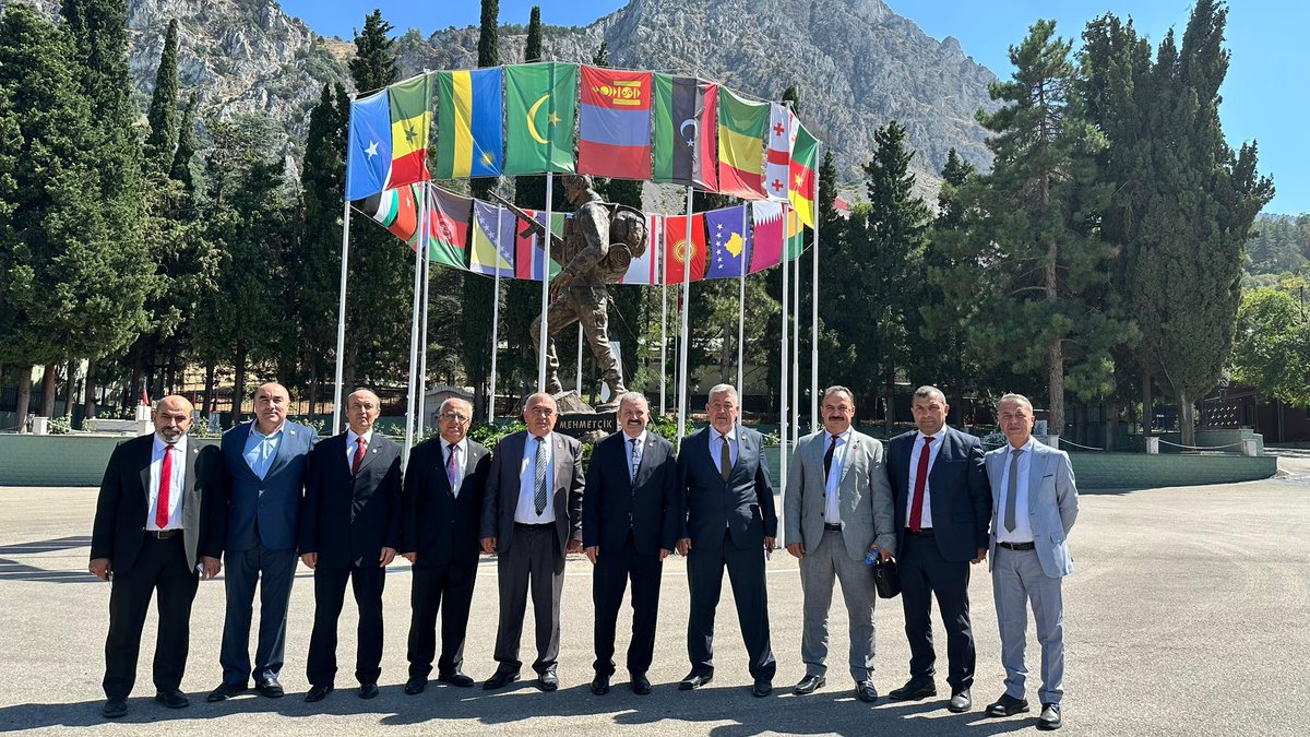 DAĞLARIN SESSİZ KAHRAMANLARI: UZMAN ÇAVUŞLAR
Gecenin en karanlık saatlerinde, rüzgârın sert estiği dağ başlarında bir sessizlik vardır. O sessizliğin içinde ise görünmeyen bir mücadele, duyulmayan bir fedakârlık saklıdır. İşte o sessizliğin içinde nöbet tutanlar, dağların sessiz