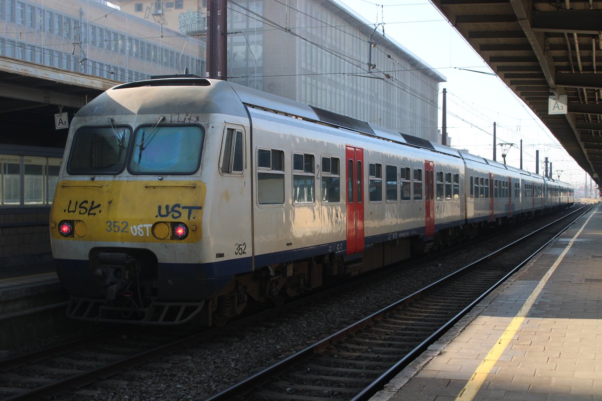TrainsTg's tweet photo. Various SNCB AM80s seen at Brussel-Midi and Brussel-Noord recently.

A common aging workhorse of Belgium's fleet, they sound a lot like the Class 315 when accelerating.
Featuring the graffiti Belgium is known for. https://t.co/rgJrEBZSSC