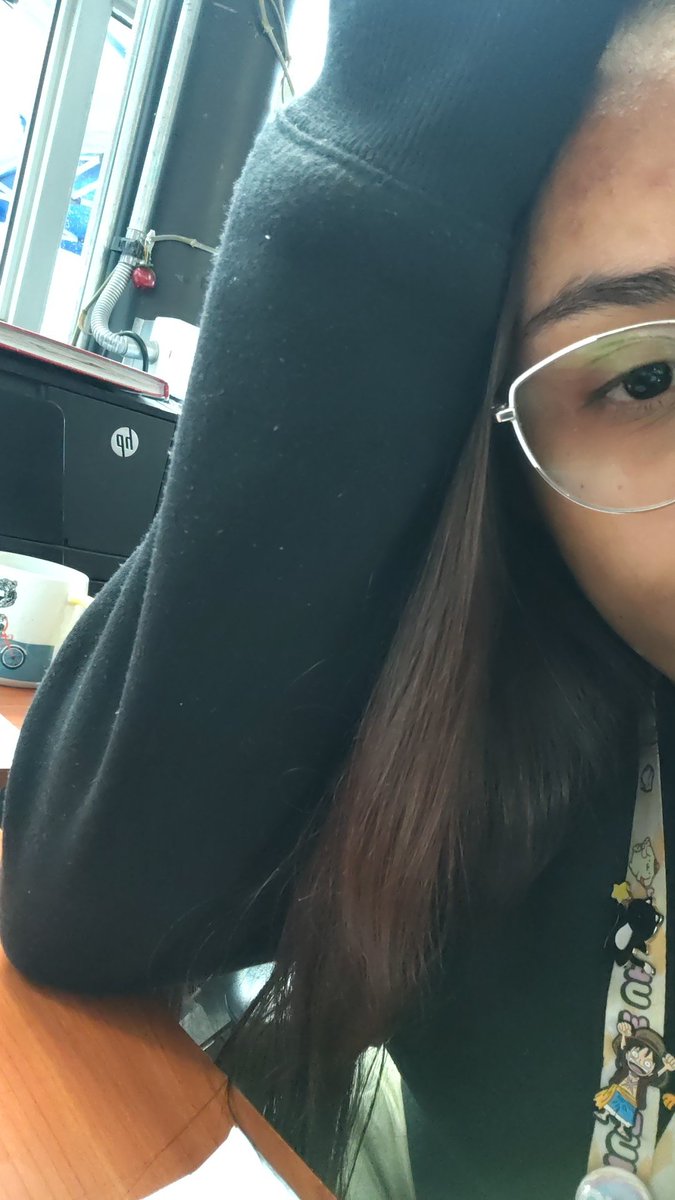 pablito me paso su poleron ya que estaba temblando del frío, todos me dicen que me veo cada vez más mal de lo que estaba ☹️