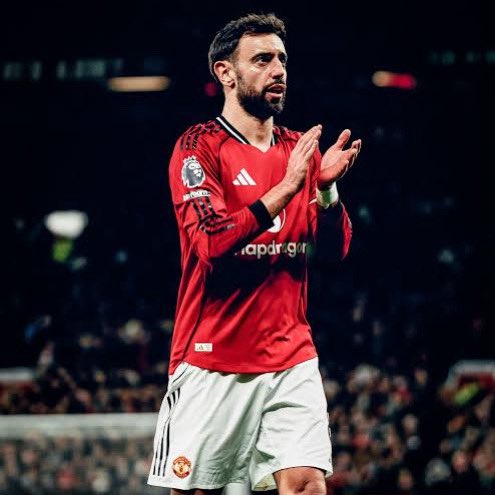 🚨Paul Pogba on Bruno Fernandes.

“People always talked about Bruno Fernandes brilliancy but they seems not to understand how strong  he is, this guy pulled an hamstring and returned to the pitch within 2 weeks, I wish I’m that strong.”