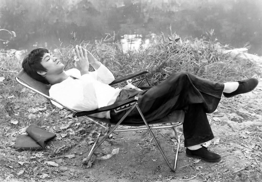 "Vous allez continuellement souffrir si vous réagissez émotionnellement à tout ce qu’on vous dit. Le vrai pouvoir consiste à rester assis et à observer les choses avec logique. Si les mots vous contrôlent, cela signifie que tout le monde peut vous contrôler."
Bruce Lee