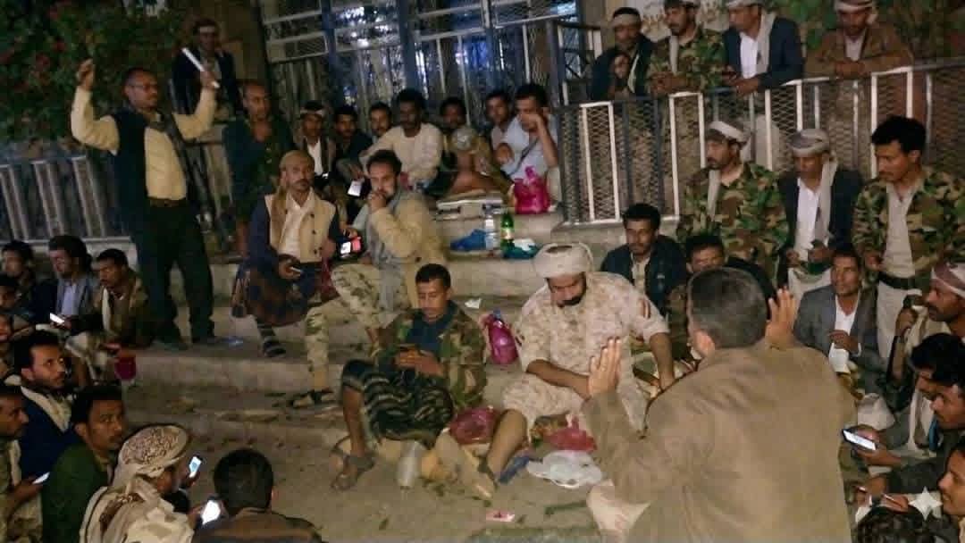للمرابطين في المتارس "لاتيأسوا من روح الله" ولا من واجبكم ولا تظنوا أن الوطن هو السبب في حالكم المزري هذا،، فكل هذا هو بسبب الساسة. والسيادة فرابطوا لإنكم أول لقمة. للمليشيات أما أهل المناصب همأول الهاربين إن اشتدت المعركة،،، 
وشكرا لجهودكم فلولاكم ماتنفست تعز بكل حرية وثبات