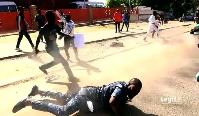 This is Deji Adeyanju <a href="/adeyanjudeji/">Comrade Deji Adeyanju</a> that the pornstar turned puppet of the establishment, Very Dubious Man <a href="/thatverydarkman/">VERYDARKMAN</a> calling a "coward"

The idiot who hides behind his keyboard to constitute nuisance, is calling a tested comrade &amp; activist "not a content creator", a coward