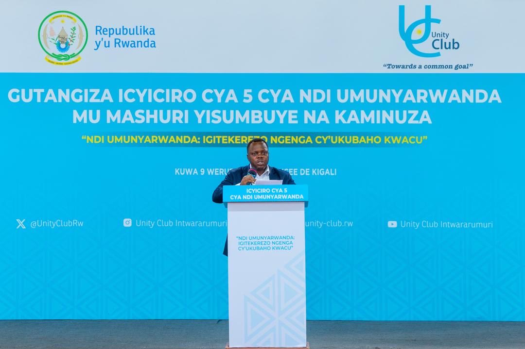 UnityClubRw's tweet photo. Kuri uyu wa 9 Werurwe hatangijwe icyiciro cya 5 cy’ibiganiro byimakaza #NdiUmunyarwanda ku rubyiruko, gitegurwa na Unity Club Intwararumuri ku bufatanye na @Unity_MemoryRw , @RwandaYouthArts , @REBRwanda  na RDFCS (Rwanda Defence Force Command and Staff College).

Ku rwego rw’Igihugu byatangirijwe muri @Nyarugenge kuri Lycée de Kigali, bikomereza mu bigo 2 byo mu Mujyi wa Kigali @KicukiroDistr (Lycée de Kicukiro Apade na @Gasabo_District Forever TVET School muri Gasabo) ndetse no kuri TTC Mururu mu @RusiziDistrict mu Burengerazuba. Muri rusange abanyeshuri n’abarezi 4,153 ni bo bahawe ibi biganiro.

Umushyitsi mukuru, Minisitiri w’Urubyiruko n’Iterambere ry’Ubuhanzi @jnabdallah, yatanze ikiganiro ku “Amateka, Indangagaciro n’Inzitizi zikibangamiye urubyiruko.”

Yasabye urubyiruko kubakira ku mpanuro za Perezida wa Repubulika Nyakubahwa Paul Kagame zirimo:
📌 Kuba umwe no gukorera hamwe
📌 Kureba kure tugakora imishinga minini
📌 Kubazwa inshingano

Urubyiruko rwasabwe kandi:
▶️ Kwirinda amacakubiri
▶️ Kwirinda ibiyobyabwenge n’izindi ngeso mbi zica umuco wacu

Yanatanze umukoro wo:
📌 Gushyiraho ihuriro ry’Ubumwe n’Ubudaheranwa 
📌 Gushyira imbaraga mu kwiga amateka y’Igihugu
📌 Kuvuga no kwandika babeshyuza abagoreka amateka y’Igihugu
📌 Kwiga bagamije kuzavumbura ibisubizo birinda Igihugu.

“Ndi Umunyarwanda ni wo murage dufite, tuzasigira abato n’abazadukomokaho.”

#NdiUmunyarwanda #UnityClubIntwararumuri
