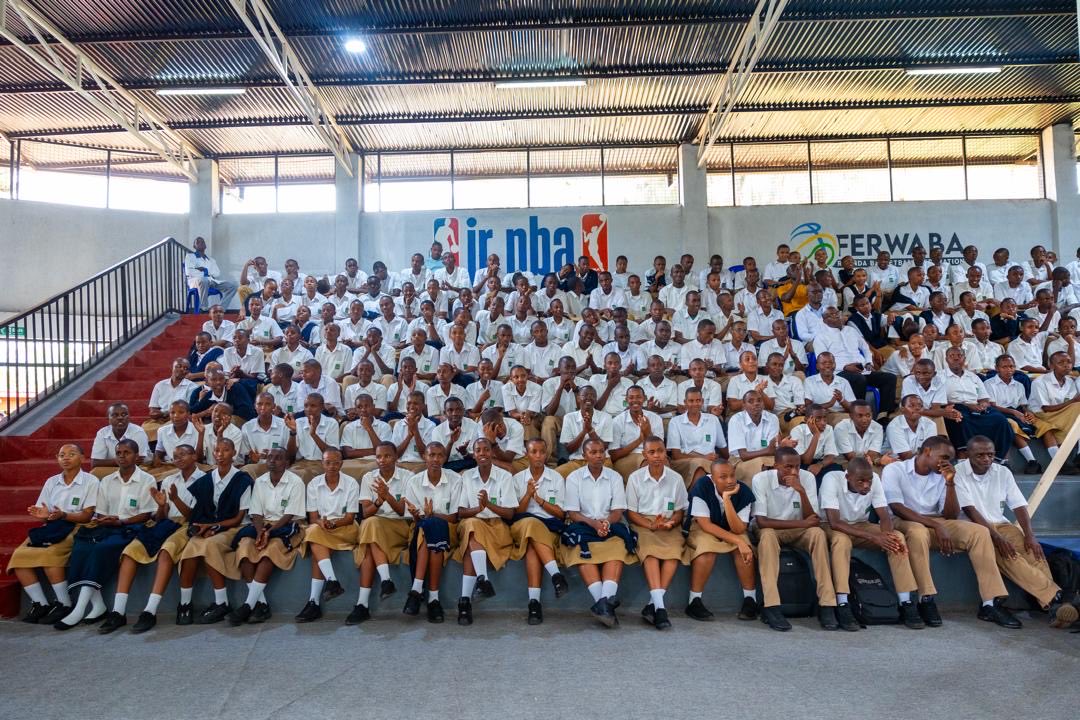 UnityClubRw's tweet photo. Kuri uyu wa 9 Werurwe hatangijwe icyiciro cya 5 cy’ibiganiro byimakaza #NdiUmunyarwanda ku rubyiruko, gitegurwa na Unity Club Intwararumuri ku bufatanye na @Unity_MemoryRw , @RwandaYouthArts , @REBRwanda  na RDFCS (Rwanda Defence Force Command and Staff College).

Ku rwego rw’Igihugu byatangirijwe muri @Nyarugenge kuri Lycée de Kigali, bikomereza mu bigo 2 byo mu Mujyi wa Kigali @KicukiroDistr (Lycée de Kicukiro Apade na @Gasabo_District Forever TVET School muri Gasabo) ndetse no kuri TTC Mururu mu @RusiziDistrict mu Burengerazuba. Muri rusange abanyeshuri n’abarezi 4,153 ni bo bahawe ibi biganiro.

Umushyitsi mukuru, Minisitiri w’Urubyiruko n’Iterambere ry’Ubuhanzi @jnabdallah, yatanze ikiganiro ku “Amateka, Indangagaciro n’Inzitizi zikibangamiye urubyiruko.”

Yasabye urubyiruko kubakira ku mpanuro za Perezida wa Repubulika Nyakubahwa Paul Kagame zirimo:
📌 Kuba umwe no gukorera hamwe
📌 Kureba kure tugakora imishinga minini
📌 Kubazwa inshingano

Urubyiruko rwasabwe kandi:
▶️ Kwirinda amacakubiri
▶️ Kwirinda ibiyobyabwenge n’izindi ngeso mbi zica umuco wacu

Yanatanze umukoro wo:
📌 Gushyiraho ihuriro ry’Ubumwe n’Ubudaheranwa 
📌 Gushyira imbaraga mu kwiga amateka y’Igihugu
📌 Kuvuga no kwandika babeshyuza abagoreka amateka y’Igihugu
📌 Kwiga bagamije kuzavumbura ibisubizo birinda Igihugu.

“Ndi Umunyarwanda ni wo murage dufite, tuzasigira abato n’abazadukomokaho.”

#NdiUmunyarwanda #UnityClubIntwararumuri