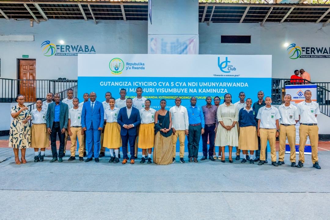 UnityClubRw's tweet photo. Kuri uyu wa 9 Werurwe hatangijwe icyiciro cya 5 cy’ibiganiro byimakaza #NdiUmunyarwanda ku rubyiruko, gitegurwa na Unity Club Intwararumuri ku bufatanye na @Unity_MemoryRw , @RwandaYouthArts , @REBRwanda  na RDFCS (Rwanda Defence Force Command and Staff College).

Ku rwego rw’Igihugu byatangirijwe muri @Nyarugenge kuri Lycée de Kigali, bikomereza mu bigo 2 byo mu Mujyi wa Kigali @KicukiroDistr (Lycée de Kicukiro Apade na @Gasabo_District Forever TVET School muri Gasabo) ndetse no kuri TTC Mururu mu @RusiziDistrict mu Burengerazuba. Muri rusange abanyeshuri n’abarezi 4,153 ni bo bahawe ibi biganiro.

Umushyitsi mukuru, Minisitiri w’Urubyiruko n’Iterambere ry’Ubuhanzi @jnabdallah, yatanze ikiganiro ku “Amateka, Indangagaciro n’Inzitizi zikibangamiye urubyiruko.”

Yasabye urubyiruko kubakira ku mpanuro za Perezida wa Repubulika Nyakubahwa Paul Kagame zirimo:
📌 Kuba umwe no gukorera hamwe
📌 Kureba kure tugakora imishinga minini
📌 Kubazwa inshingano

Urubyiruko rwasabwe kandi:
▶️ Kwirinda amacakubiri
▶️ Kwirinda ibiyobyabwenge n’izindi ngeso mbi zica umuco wacu

Yanatanze umukoro wo:
📌 Gushyiraho ihuriro ry’Ubumwe n’Ubudaheranwa 
📌 Gushyira imbaraga mu kwiga amateka y’Igihugu
📌 Kuvuga no kwandika babeshyuza abagoreka amateka y’Igihugu
📌 Kwiga bagamije kuzavumbura ibisubizo birinda Igihugu.

“Ndi Umunyarwanda ni wo murage dufite, tuzasigira abato n’abazadukomokaho.”

#NdiUmunyarwanda #UnityClubIntwararumuri