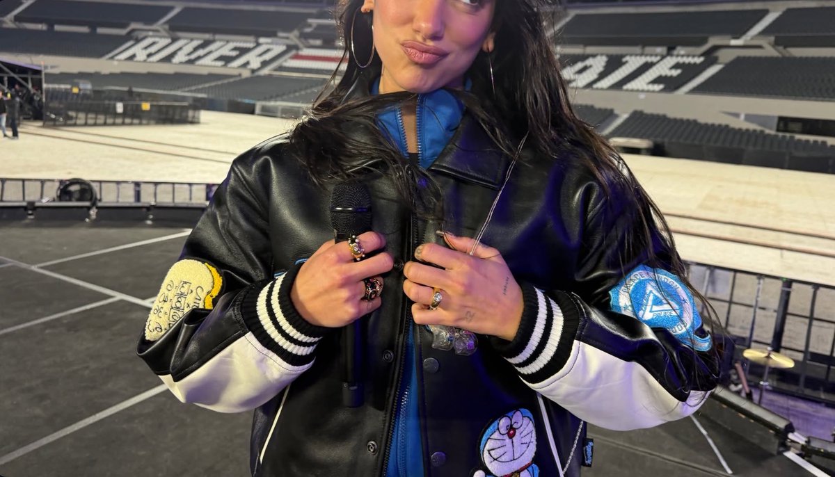 notdualovelipa's tweet image. Leather jackets will always stay #cool.