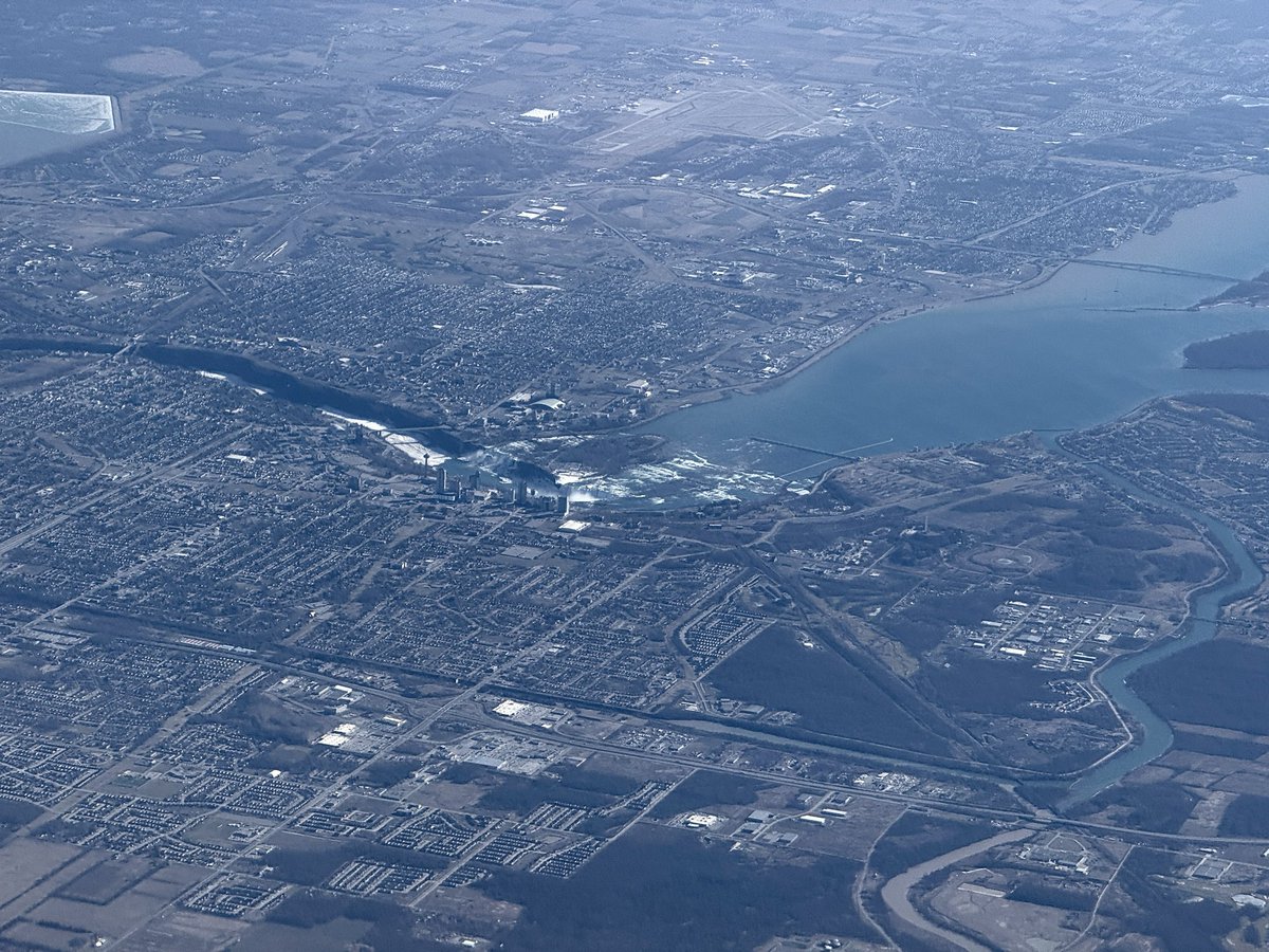 Cmdr_Hadfield's tweet photo. From Niagara Falls to the CN Tower, the view flying into Toronto is beautiful! 
And nice to see the ice mostly melted on this pretty, early Spring day. https://t.co/GgdACe4diL