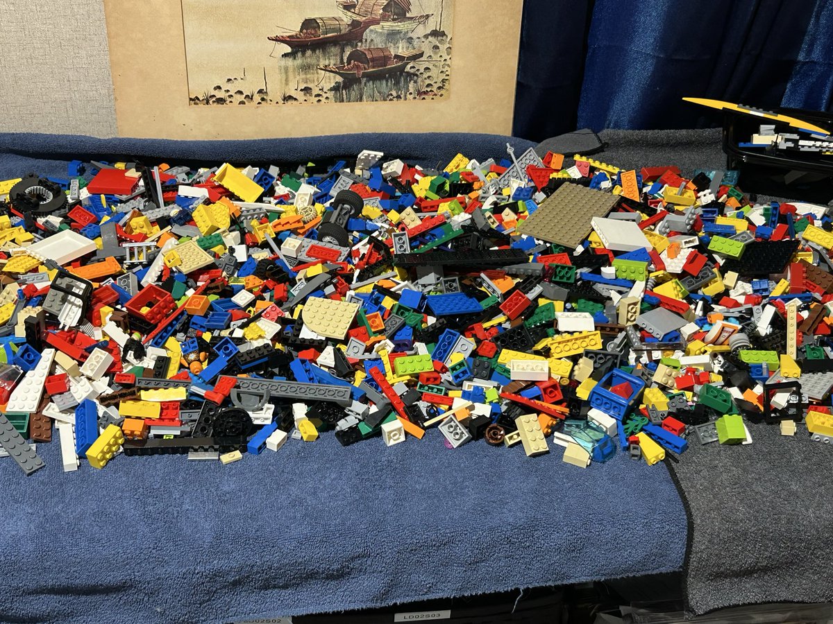Will be working on sorting and uploading 10lbs of Lego soon. Check out our store regularly to see what’s new. 
Store.bricklink.com/frazlle