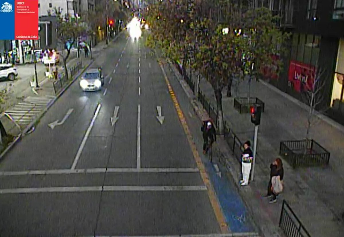 MaxLobosCL's tweet photo. El daño que las ciclovías le hace a Santiago es gigante. Se han gastado cientos de millones de dólares en una utopía pedalera que ha generado más congestión, más contaminación, miles de M2 desperdiciados que casi nadie usa, más tiempos de traslado, pero sí contratistas felices. https://t.co/rHXxZdsyWT