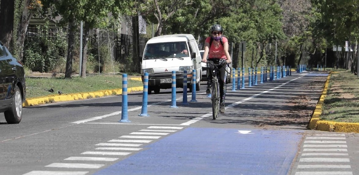 El daño que las ciclovías le hace a Santiago es gigante. Se han gastado cientos de millones de dólares en una utopía pedalera que ha generado más congestión, más contaminación, miles de M2 desperdiciados que casi nadie usa, más tiempos de traslado, pero sí contratistas felices.