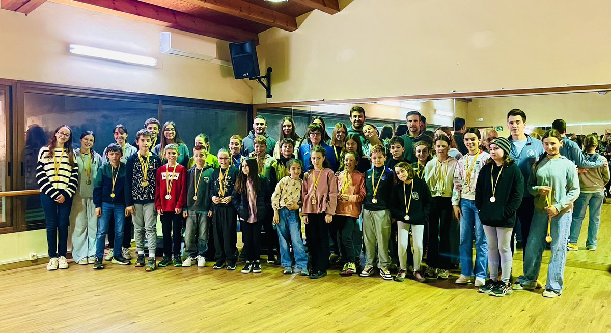 CEspSolsones's tweet photo. 🏊🏻‍♀️🏊🏻‍♂️FASE COMARCAL DE NATACIÓ🏊🏻‍♀️🏊🏻‍♂️
Prop de 200 escolars han gaudit de la tradicional competició per estils que cada any es desenvolupa a @espaigua i que divendres passat vam poder fer la tradicional entrega de medalles! https://t.co/bVQwRD9Ebi