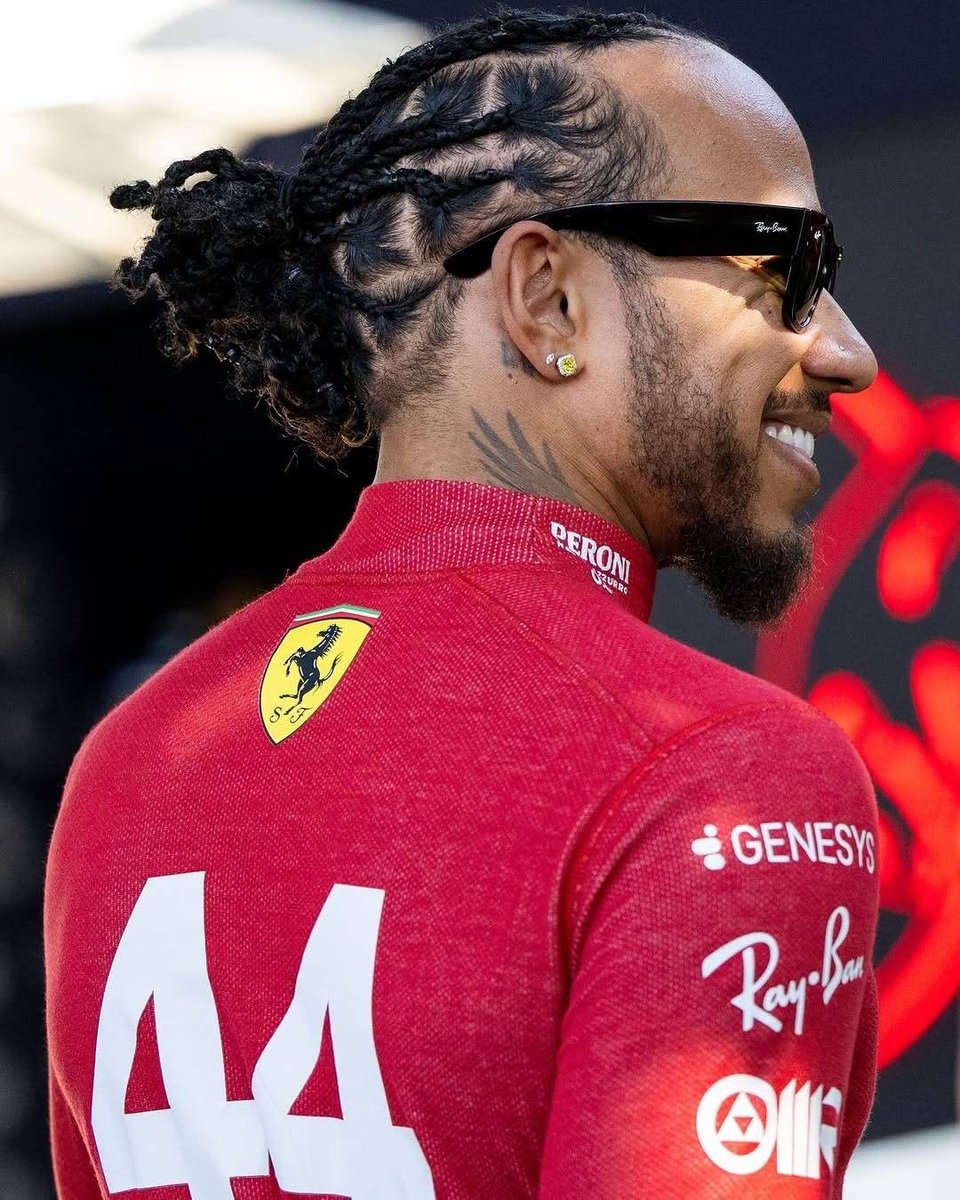 inexplicável o quanto o lewis fica ainda mais gostoso quando tiram foto dele de perfil e sorrindo