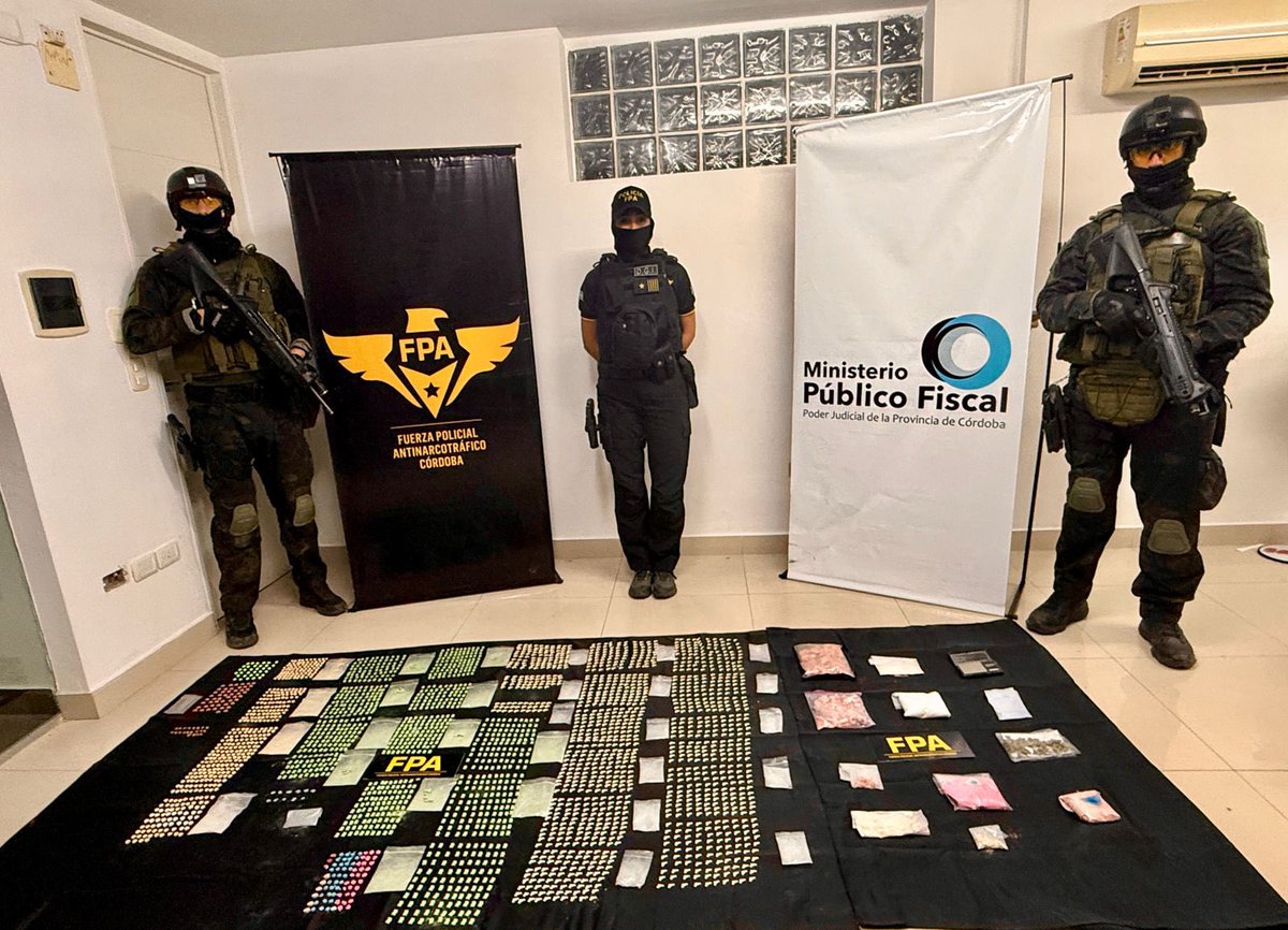 JuliLopezOK's tweet photo. 🚔 Éste fin de semana, en un importante operativo, la @fpa_cba incautó más de 3.200 pastillas de éxtasis, además de tusi, ketamina, dosis de marihuana y cocaína, en lo que es considerado uno de los mayores decomisos de drogas sintéticas de los últimos tiempos en #Córdoba. 

Este tipo de acciones son resultado de una fuerte decisión del gobernador @martinllaryora de respaldar un trabajo sostenido para combatir la narcocriminalidad. Cuidando a los cordobeses y fortaleciendo la seguridad en toda la provincia.

💪🏻 Seguimos acompañando y respaldando el trabajo de quienes todos los días luchan contra este flagelo.