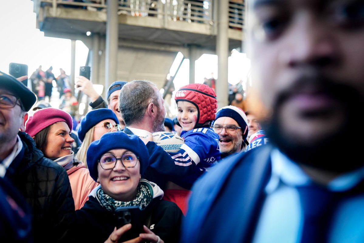 ✨ Le rugby, c’est aussi ça.

Un casque rouge sur la tête, des étoiles dans les yeux… Le petit Maximin a rencontré avec son idole Louis Bielle-Biarrey après le match à Édimbourg.

❤️ Un moment qu’il n’est pas prêt d’oublier.
#XVdeFrance