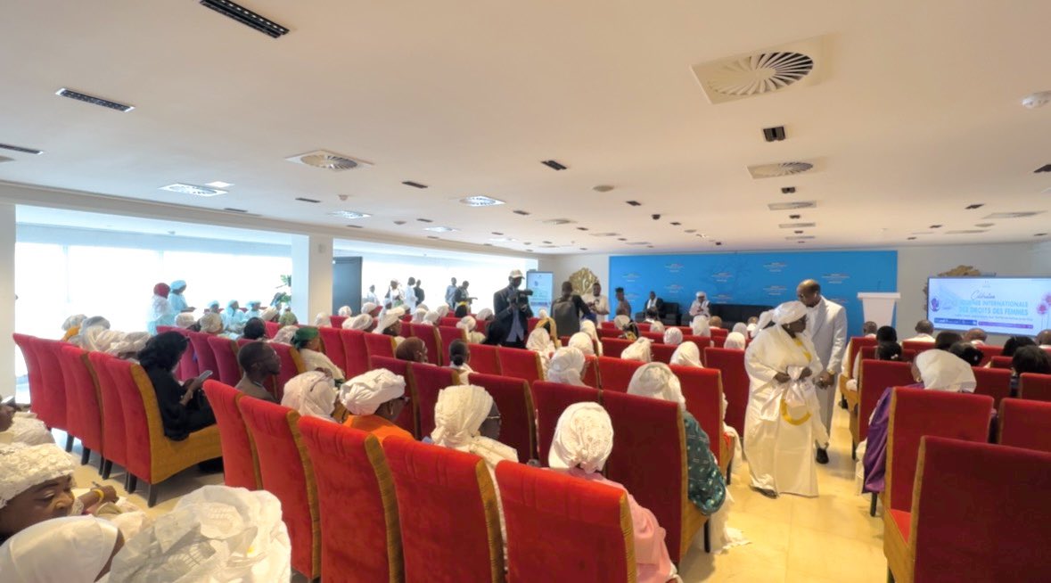 À l’occasion de la Journée internationale des droits des femmes, j’ai pris part à une conférence d’échanges et de réflexion présidée par le PM Ousmane Sonko. Merci à l’Amicale des Femmes de la Primature pour cette initiative dédiée à la promotion des droits des femmes.