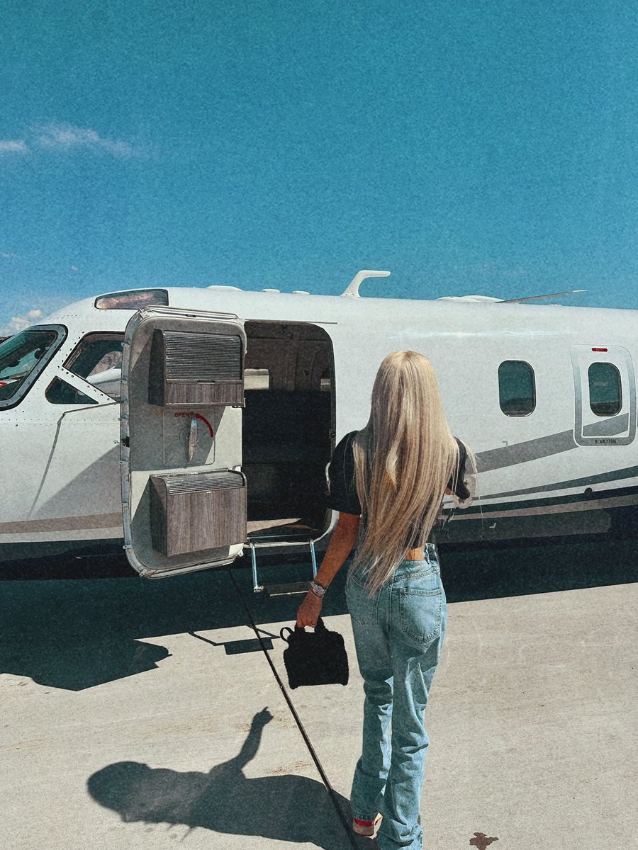 littlissaa's tweet photo. Pics yall never seen before! ๐คญ went private jet before they ever thought it #beenhavin https://t.co/CJ7xG2EeII