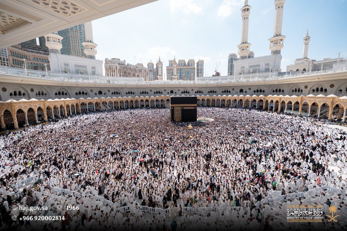 20 #رمضان: لقطات من رحاب المسجد الحرام.
قلوبٌ تتهيأ لخيرِ الليالي، ونفوس تشتاقُ لنفحاتِ العشرِ الأواخر من رمضان.