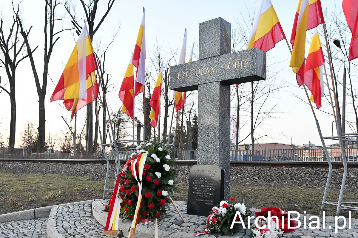 BialArchi's tweet photo. „Wspominając tamto wydarzenie, odczytujemy je jako znak troski Boga  o nas i zaproszenie do wdzięczności za Jego miłosierdzie” – bp Henryk Ciereszko podczas Mszy św. dziękczynnej za ocalenie Białegostoku po katastrofie pociągu z chlorem 37 lat temu. https://t.co/wY2K9HPuvF https://t.co/QVcZbkfsUV